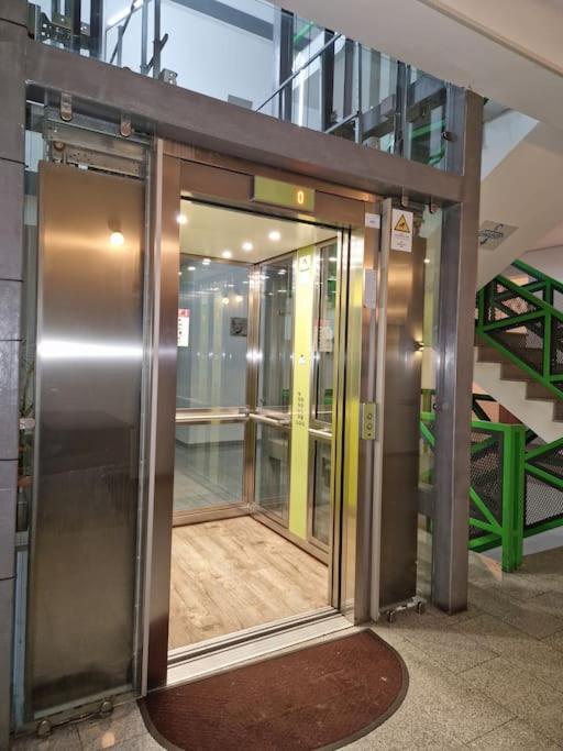 Studio Modern. Bucureşti Ngoại thất bức ảnh